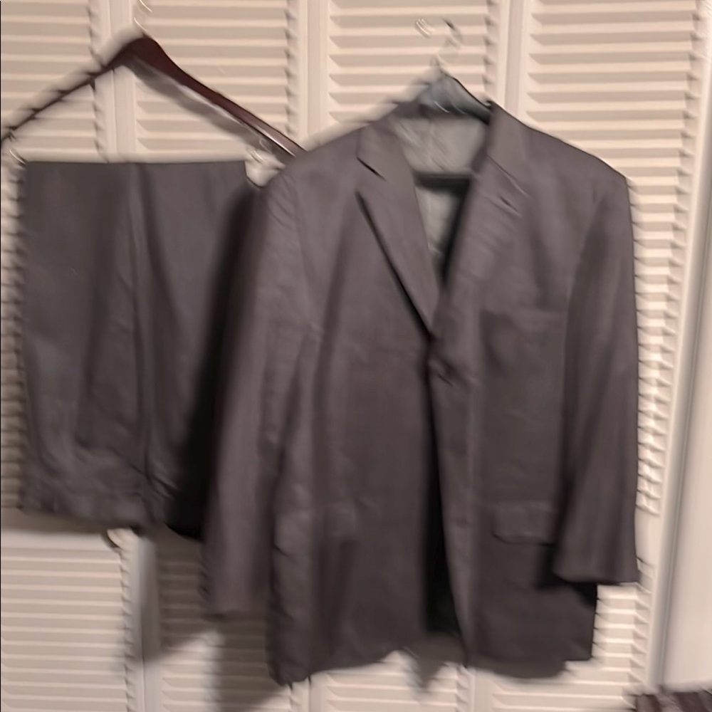 Men's Silver Gray Suit window pane,   designed in Italy, 3 btns 
44w 28 ins